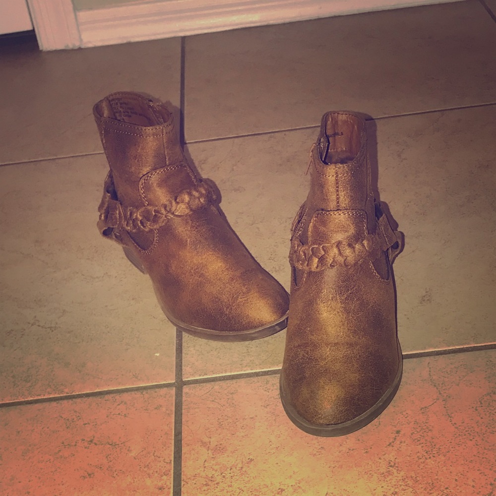 Cute  ankle cow girl boots !!